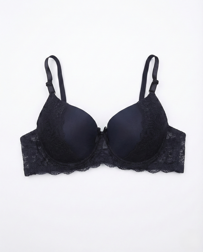 D–E Cup Lace Underwire Bra in black with lace detail and adjustable straps for full-figure support and sculpted curves