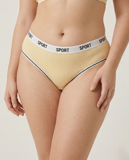 Mid-waist cotton panties in breathable seamless fabric for everyday comfort and fit